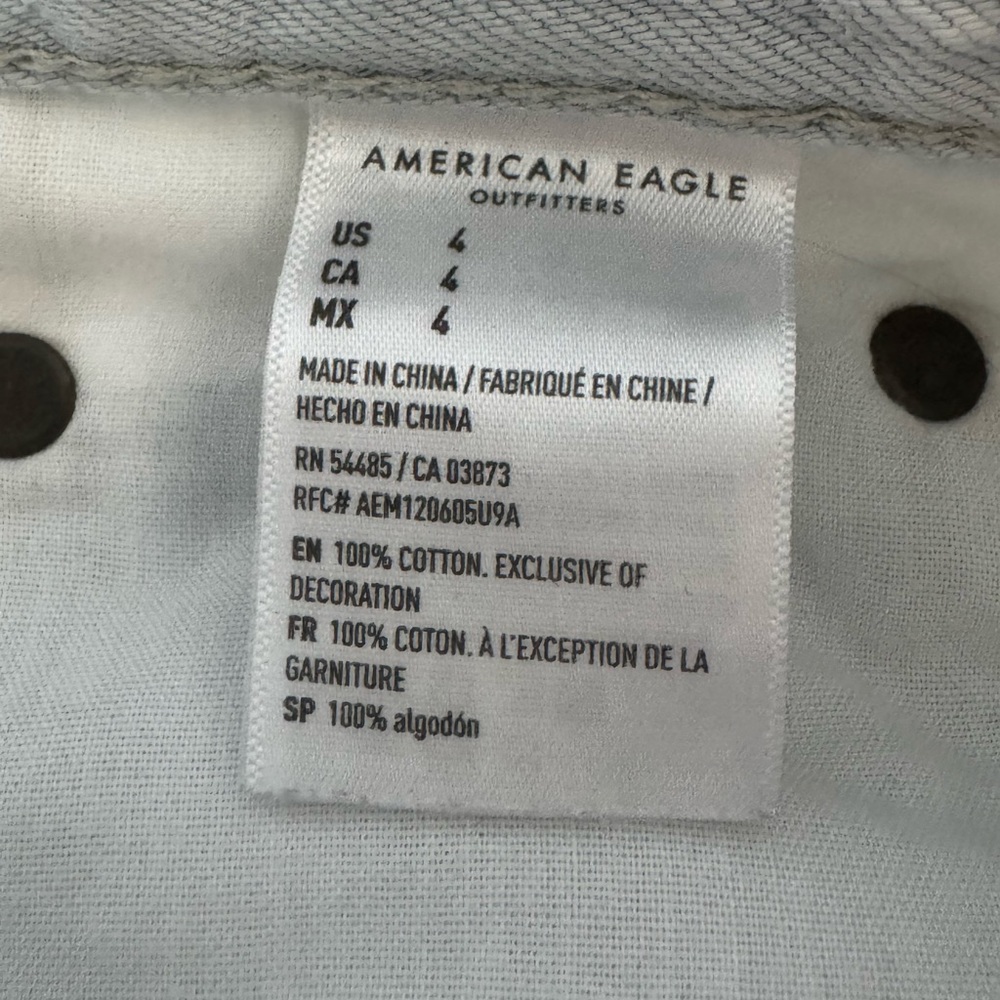 🍓6/$15🍓 American Eagle Light Wash Distressed Denim Shorts Size 4 - Picture 2 of 5